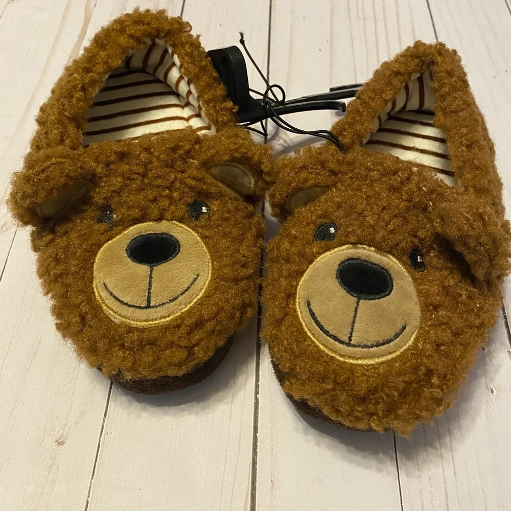 WONDER NATION kid’s fuzzy bear slippers 9/10 NEW